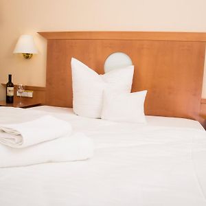 Zimmer mit Kingsize-Bett